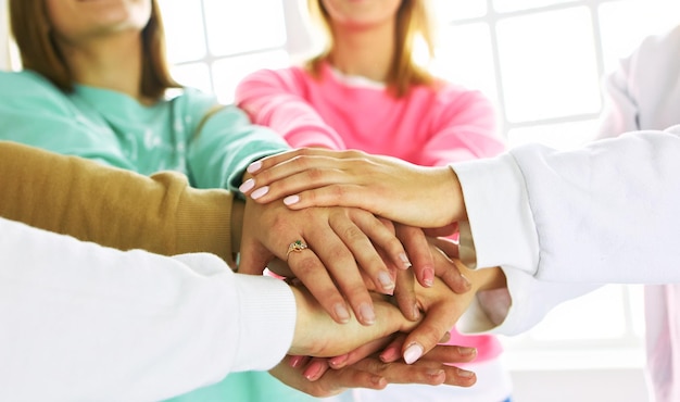 Pessoas juntando as mãos mulheres jovens juntos