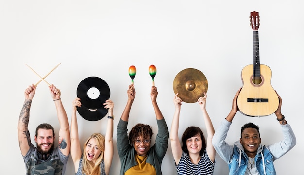 Foto pessoas juntas curtindo música