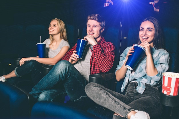 Pessoas legais estão sentadas juntas em uma sala de cinema