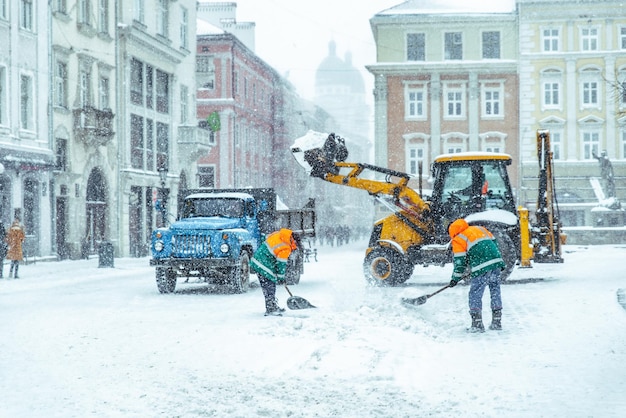 Pessoas limpando as ruas da cidade após o conceito de tempestade de neve
