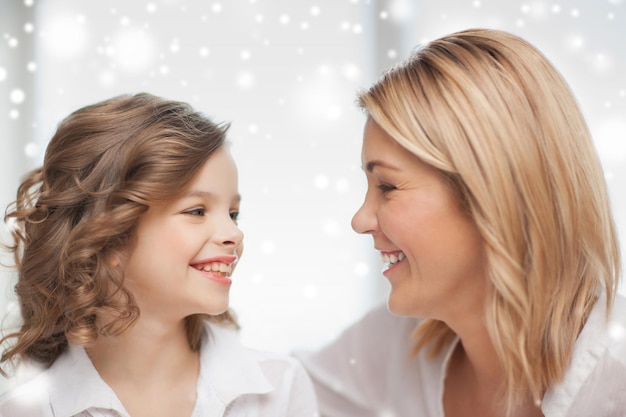 pessoas, maternidade, família, inverno e conceito de adoção - feliz mãe e filha falando