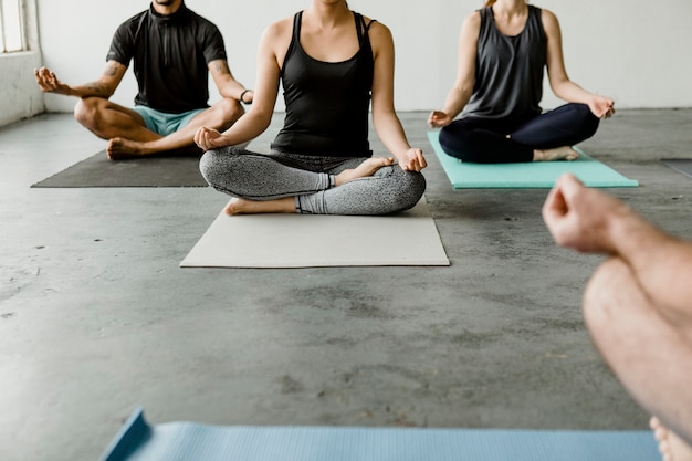Pessoas meditando em uma aula de ioga