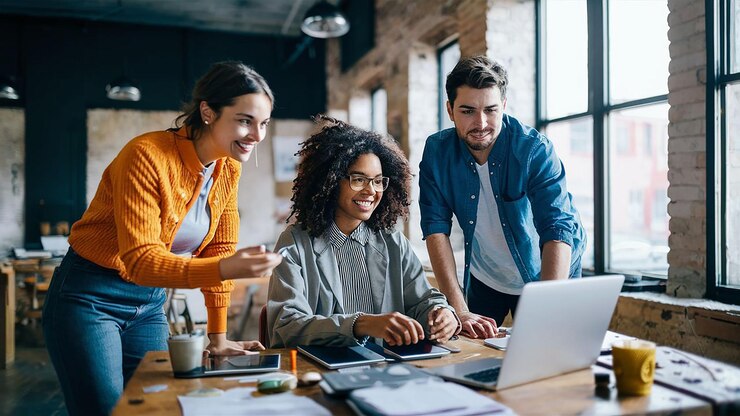Foto pessoas modernas em roupas casuais inteligentes se comunicando e usando tecnologias modernas no escritório