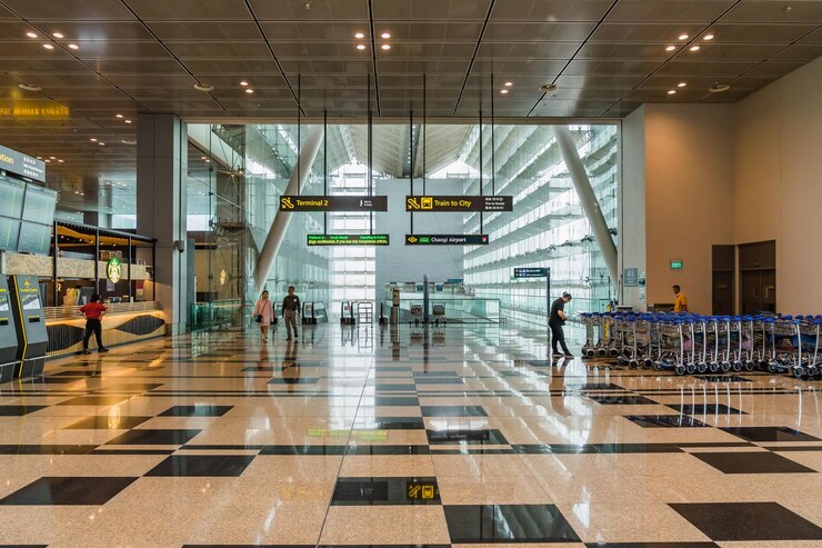 Foto pessoas na área de partida do aeroporto