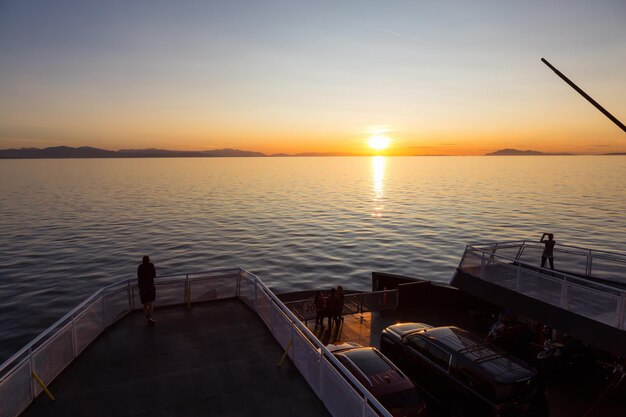 Pessoas na balsa viajando de Vancouver para a Ilha de Vancouver