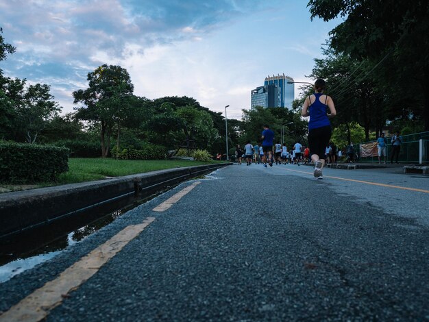 Foto pessoas na cidade contra o céu