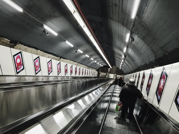 Foto pessoas na estação de metrô