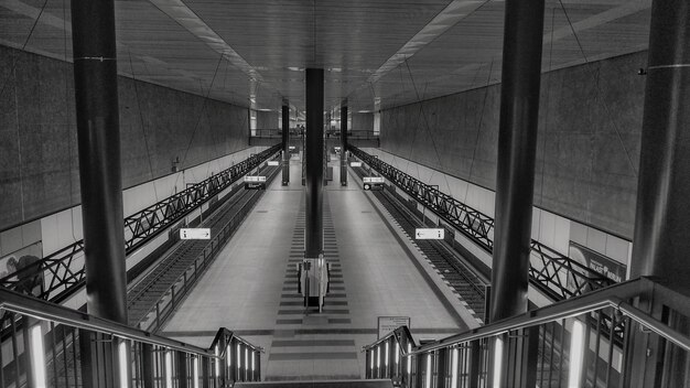 Foto pessoas na estação ferroviária