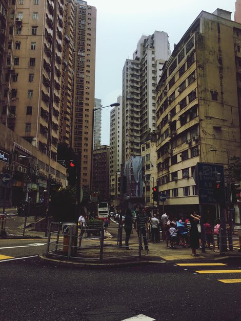 Foto pessoas na estrada na cidade contra o céu