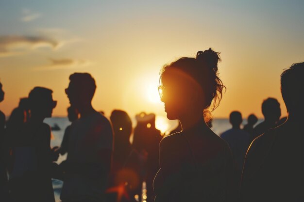 pessoas na festa de verão na praia ao ar livre