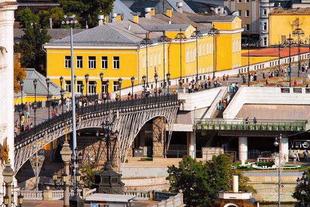 Pessoas na passarela acima do Rio Moscou, na cidade de Moscou, na Rússia.