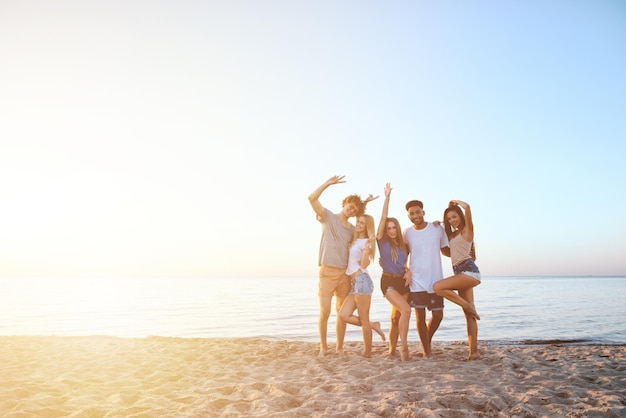 Pessoas na praia contra um céu limpo