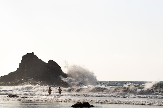 Pessoas na praia de benijo, na ilha de tenerife. espanha.