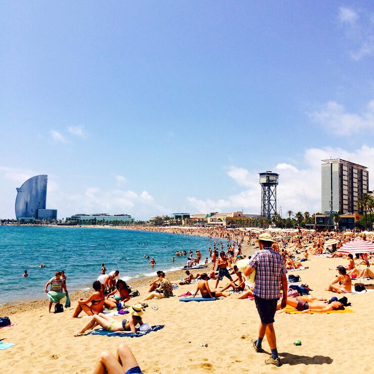 Foto pessoas na praia.