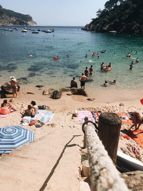 Foto pessoas na praia.