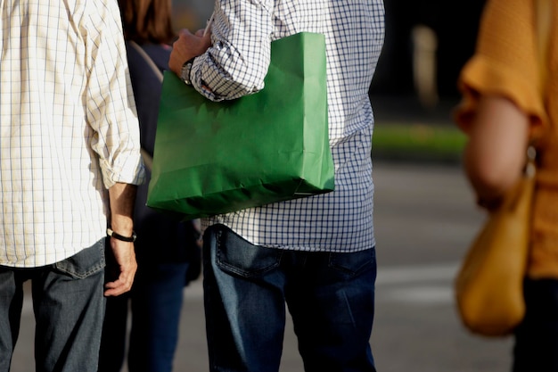 pessoas na rua com compras