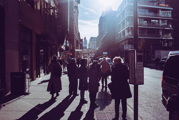 Foto pessoas na rua da cidade