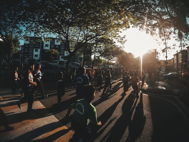 Foto pessoas na rua da cidade