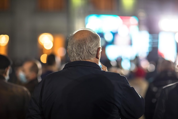 Pessoas na rua em bokeh de fundo