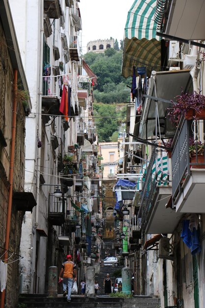 Foto pessoas na rua em meio a edifícios na cidade