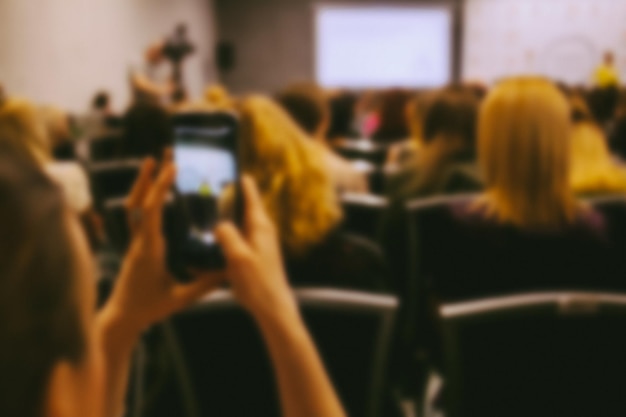 Foto pessoas na sala de conferências o público na sala de conferências foto desfocada tonificação vintage