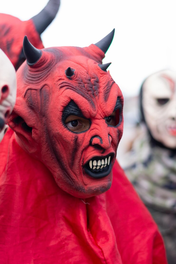 Foto pessoas não identificadas são vistas vestindo trajes de terror e máscaras no distrito de acupe, na cidade de santo amaro bahia
