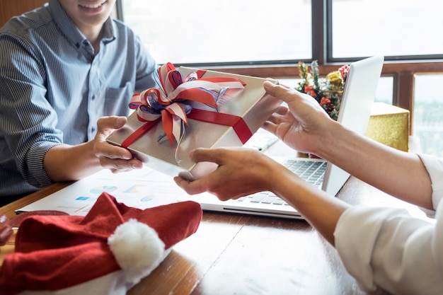 Pessoas negócio, desgastar, chapéu santa, celebrando, 2019, ano novo, natal apresenta, em, escritório