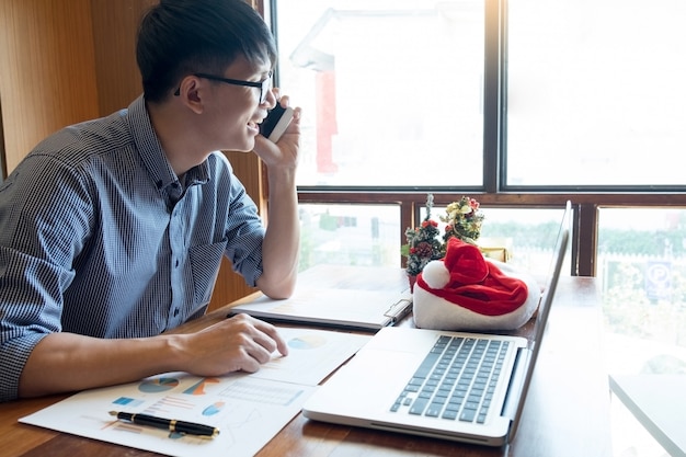 Pessoas negócio, desgastar, chapéu santa, celebrando, 2019, ano novo, natal apresenta, em, escritório