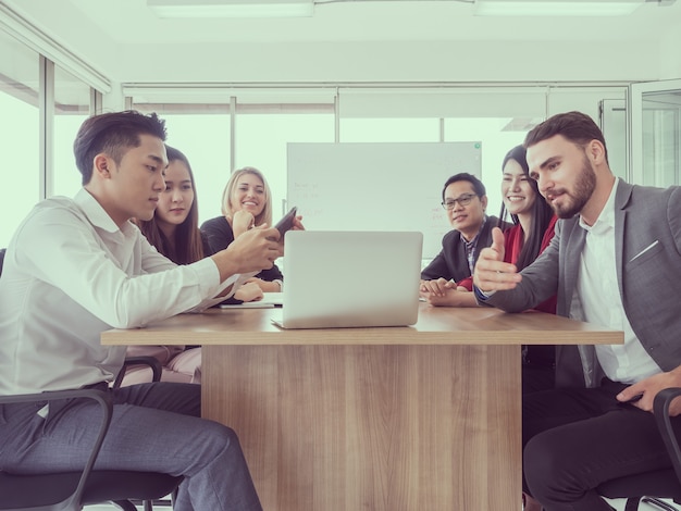 Pessoas negócio, em, reunião, sala, homem negócios, explicando, novo, negócio, idéias