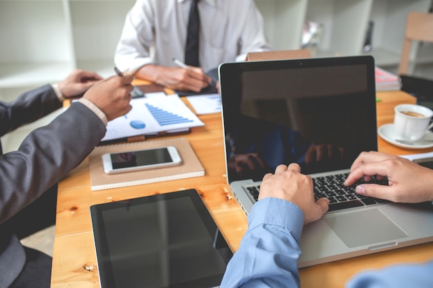 Pessoas negócio, reunião, em, trabalhando, com, relatórios financeiros