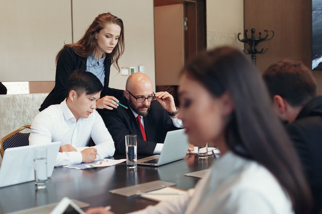 Pessoas negócio, trabalhar, junto, em, tabela conferência