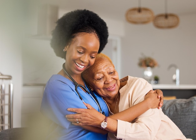 Pessoas negras abraçam e cuidam de idosos para apoio, confiança ou cuidados de saúde em casas de velhice feliz cuidadora africana ou profissional médica com paciente sênior aposentado no sofá