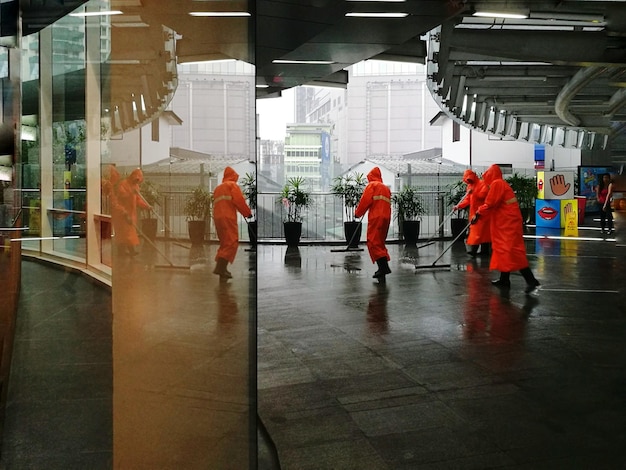 Foto pessoas no centro comercial