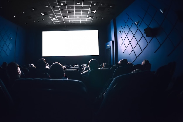 Pessoas no cinema assistindo a um filme.