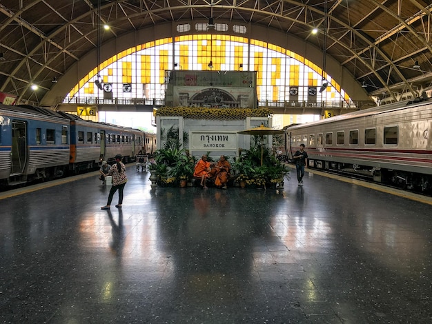 Foto pessoas no comboio na estação ferroviária