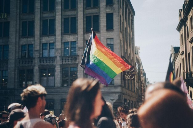 Pessoas no desfile do Orgulho em Amesterdão.