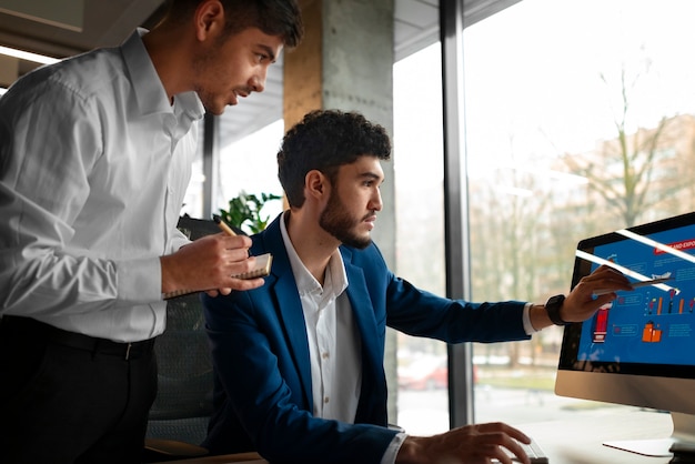 Pessoas no escritório analisando e verificando gráficos financeiros