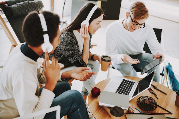 Foto pessoas no escritório ouvindo música no trabalho