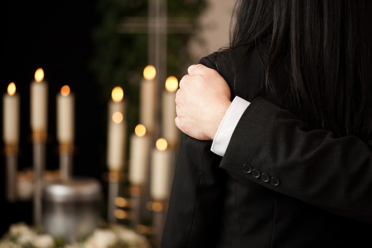 Foto pessoas no funeral consolando um ao outro