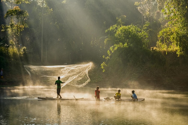 Pessoas no lago na floresta