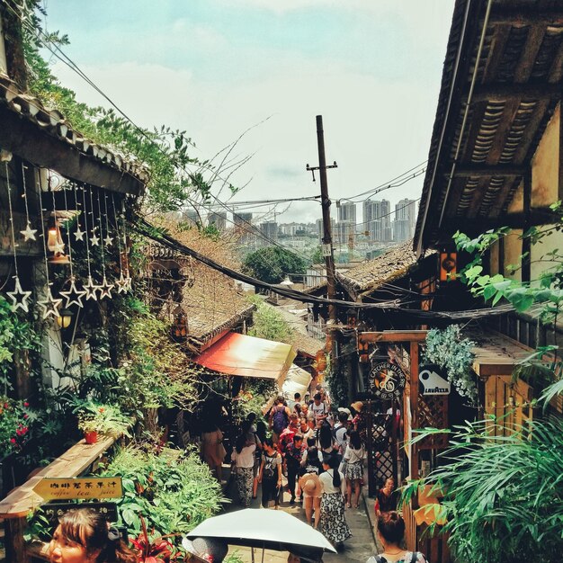 Pessoas no mercado contra o céu