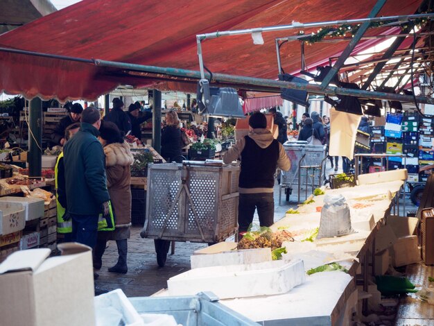 Foto pessoas no mercado