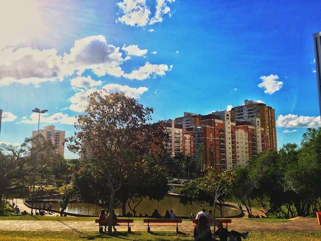 Foto pessoas no parque com a cidade ao fundo