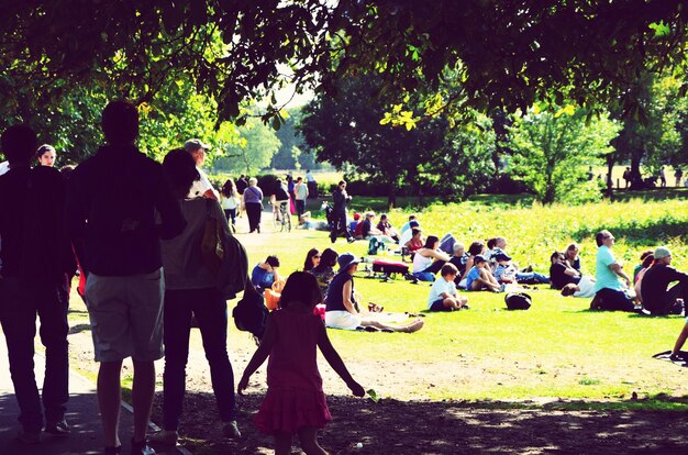 Foto pessoas no parque durante um dia ensolarado