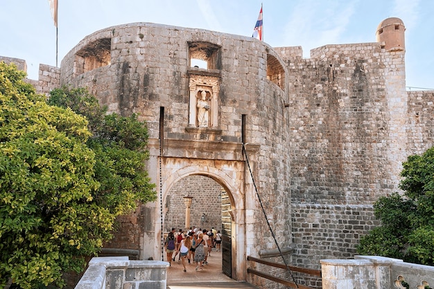 Pessoas no portão de entrada da pilha na cidade velha de Dubrovnik, Croácia.