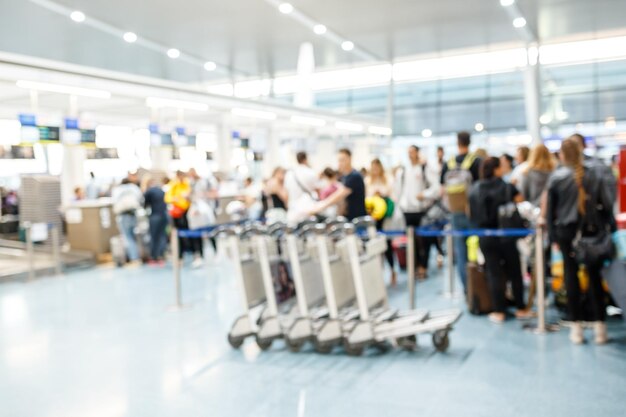 Pessoas no terminal do aeroporto fundo desfocado