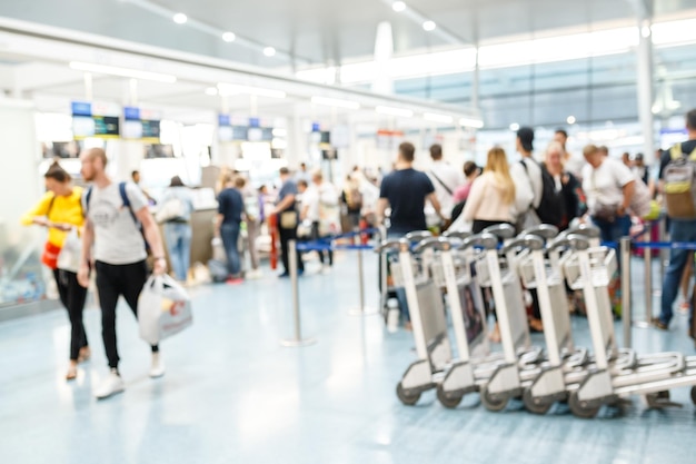 Pessoas no terminal do aeroporto fundo desfocado