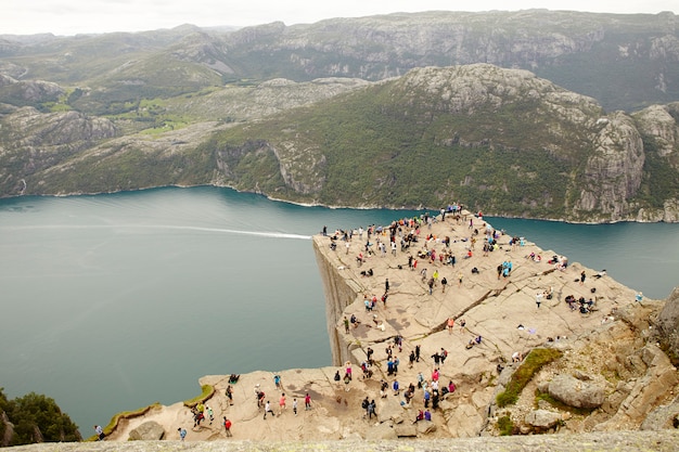 Pessoas no topo do penhasco de Preikestolen na Noruega