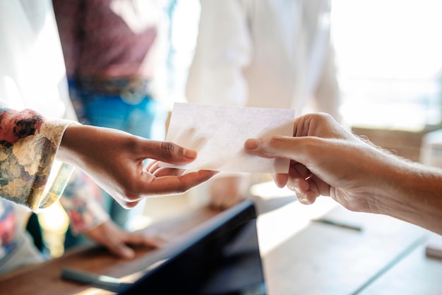 Pessoas obtendo uma votação em um local de votação