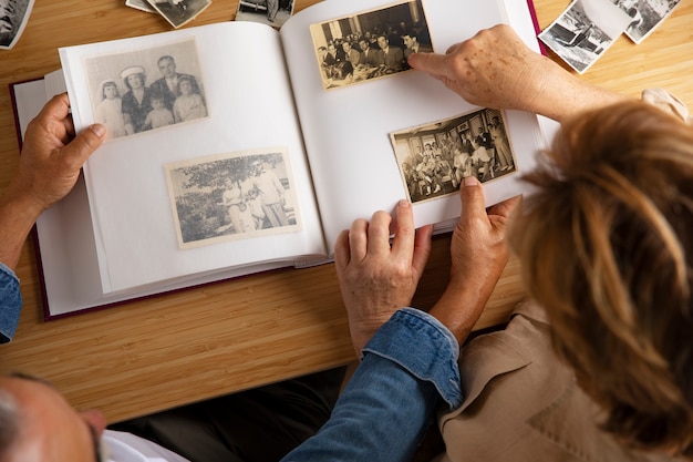 Foto pessoas olhando por cima do álbum de fotos